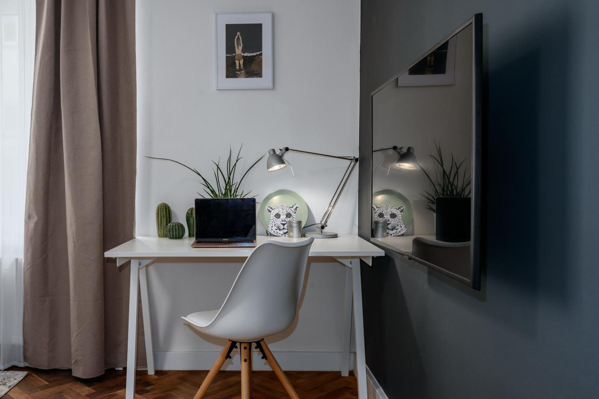 Days - 2bdr - Quiet Area - Workspace